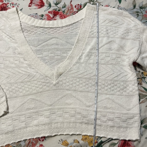 Vintage Objects D'art White V-Neck Textured Knit Crop Sweater - Picture 3 of 4
